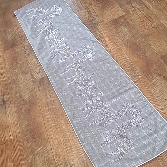 Tahari Home Plaid Embellished Reindeer 70" x 16" Table Runner, Exc Condi… - Picture 6 of 7